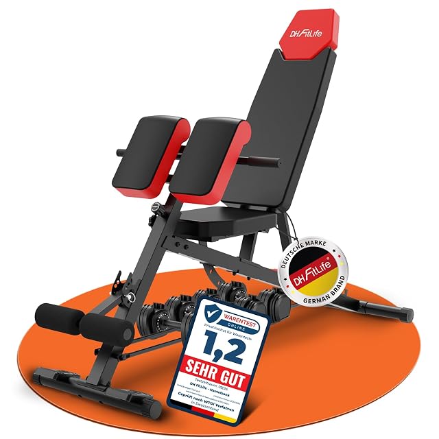 DH FitLife rot-schwarze 6-in-1-Bank auf einer orangen Matte, Kurzhanteln darunter und ein Warentest-Online-Schild mit 1,2