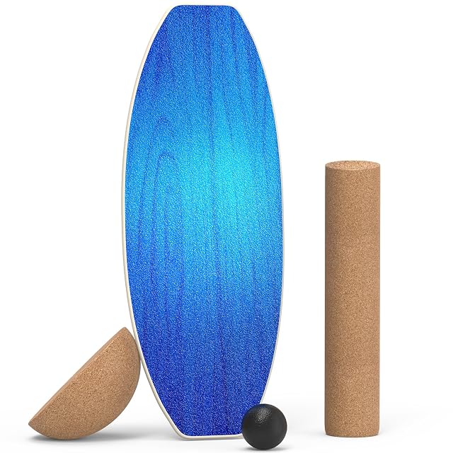OSTGWOO blau gebeiztes Holzbrett hochkant, daneben eine Korkwalze, eine Korkhalbkugel und ein schwarzer Gummiball