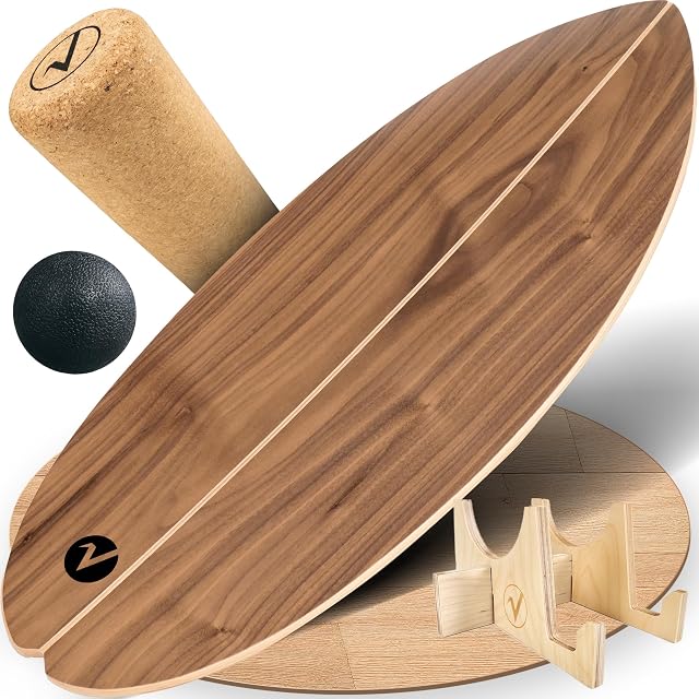 valuents nussbaumbraunes Brett gekippt auf seiner Korkwalze, dahinter ein schwarzer Ball und ein heller Holzständer