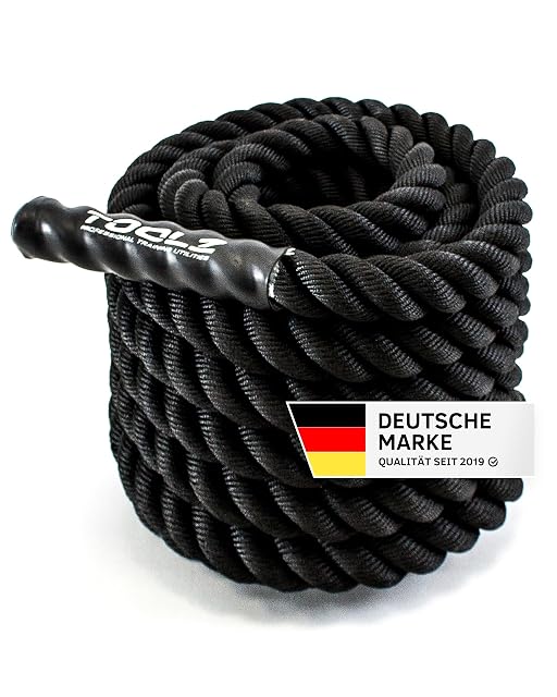 TOOLZ Battle Rope aufgerollt, ein ummantelter Griff nach vorn, daneben ein Emblem Deutsche Marke mit Qualität seit 2019