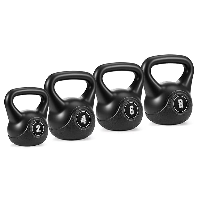 ARATERVIO vier schwarze HDPE-Kettlebells in einer Reihe, mit 2, 4, 6 und 8 auf weißen Scheiben beschriftet