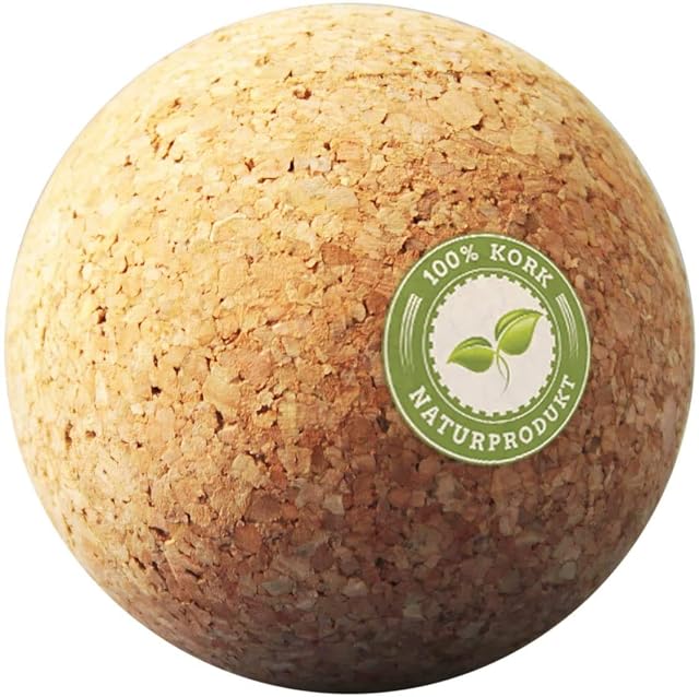 Ein einzelner grobkörniger Korkball füllt das Bild, an seiner Seite ein grüner Kreis „100% Kork Naturprodukt“