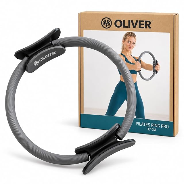 Oliver anthrazitfarbener Pilatesring neben seinem Kraftkarton mit dem Aufdruck Pilates Ring Pro 37 CM