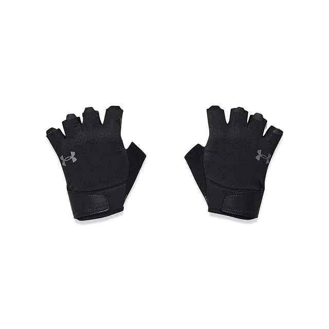 Ein Paar Under-Armour-Halbfingerhandschuhe mit dem Rücken nach oben auf Weiß, Logo auf jeder Hand, Handgelenklaschen geschlossen