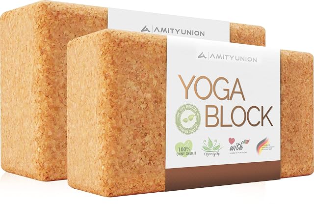 Zwei AMITYUNION Korkblöcke unter einer Papierbanderole mit der Aufschrift Yoga Block, Bio und Made in Portugal